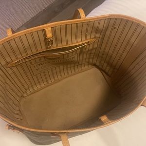 Selling! Great condition will include shopping bag and dust bag